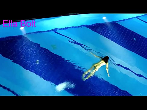 ❤️ Nu mă pot opri din privit, tânără blondă surprinsă înotând goală în piscina stațiunii ELLA BOLT ❤️  at us ️❤