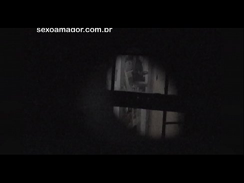 ❤️ Blondina este filmată în secret de un voyeur din cartier ascuns în spatele unor cărămizi goale ❤️  at us ️❤