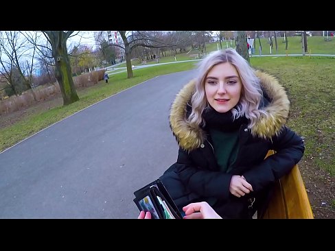 ❤️ Înghite sperma fierbinte a unui străin pentru bani - muie în parc de Eva Elfie ❤️  at us ️❤